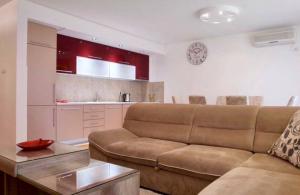 thumb_3527834_blue-and-gold-real-estate-listing-instagram-post.zip---1.jpg