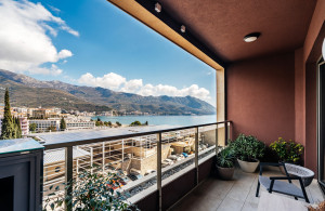 thumb_3547695_a-balcony-01.jpg